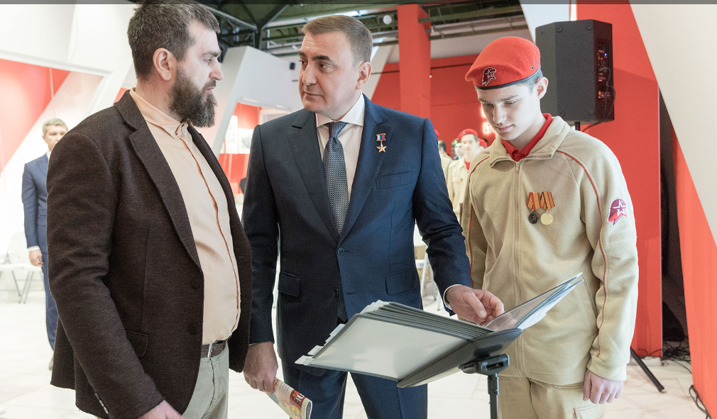 Губернатор Дюмин передал медаль погибшего красноармейца Виктора Голубева его родственнику