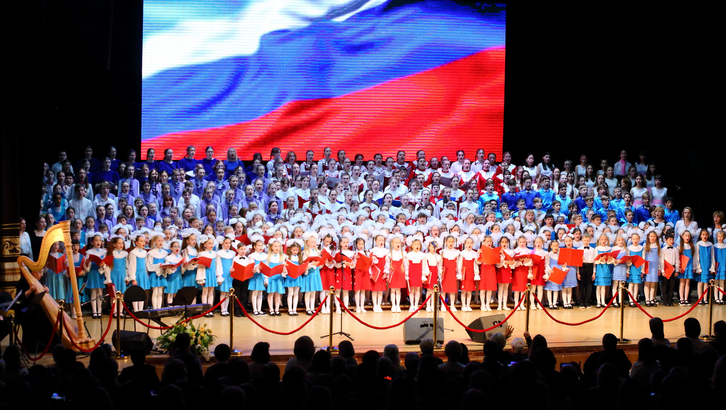 Губернатор, симфонический оркестр и 600 детей-хористов поздравили томичек с 8 марта