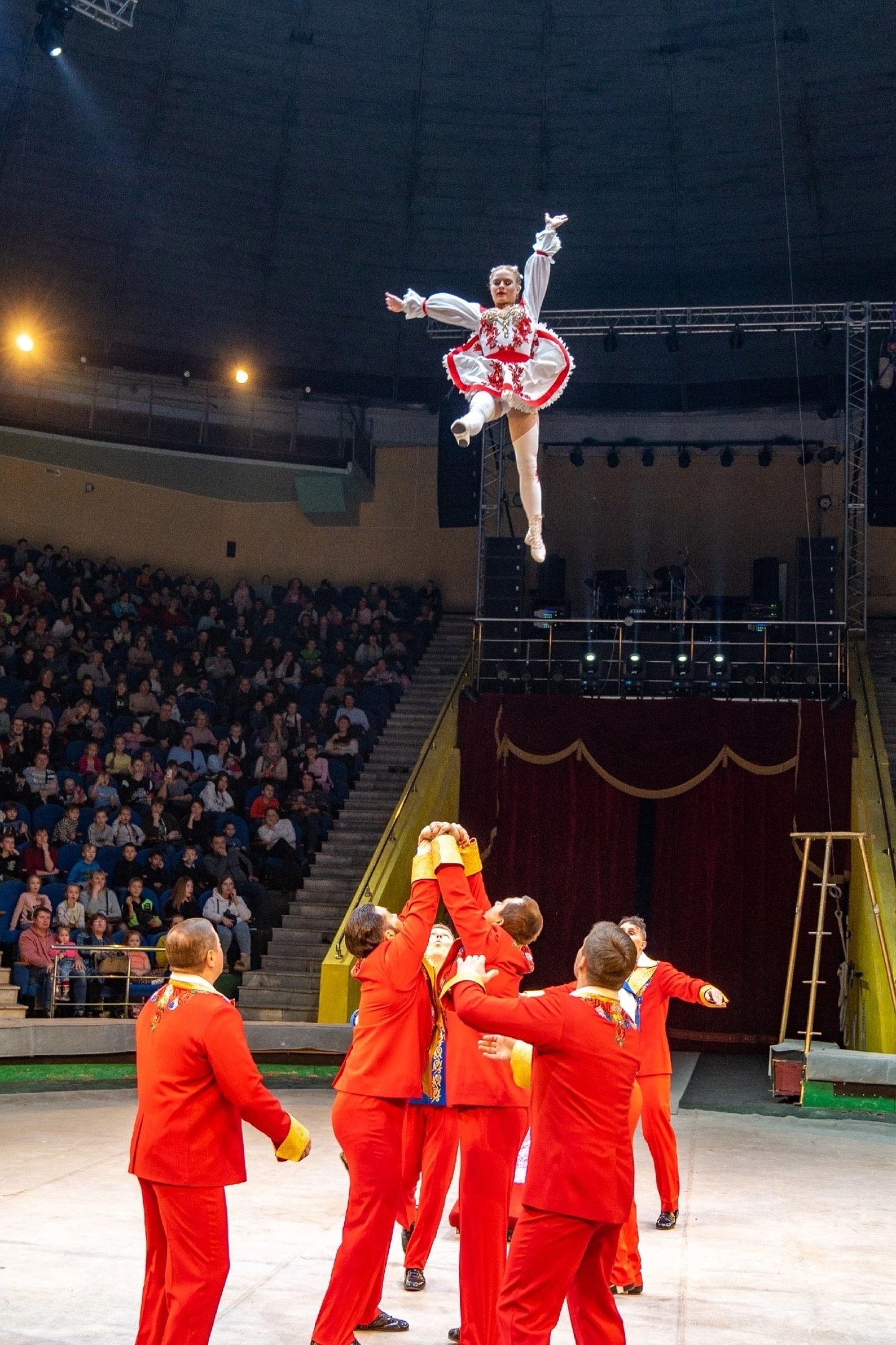В Тюмени в цирке показывают шоу “Эпохи”