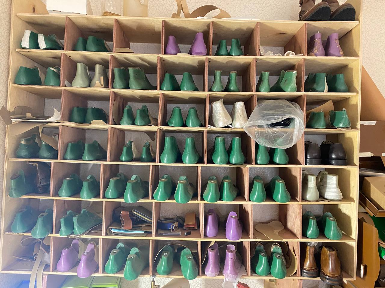 Мастер по изготовлению обуви в Тюмени Сергей Галимов рассказал, что его дело началось с ролика в интернете