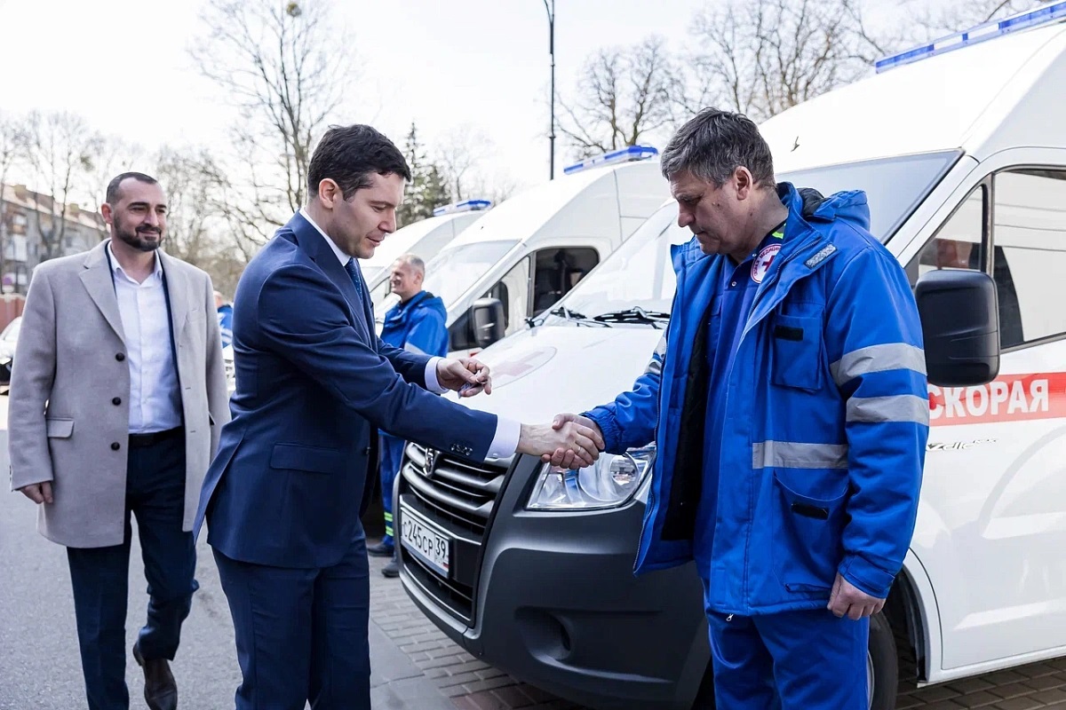 Калининградский губернатор вручил ключи от новых автомобилей скорой помощи