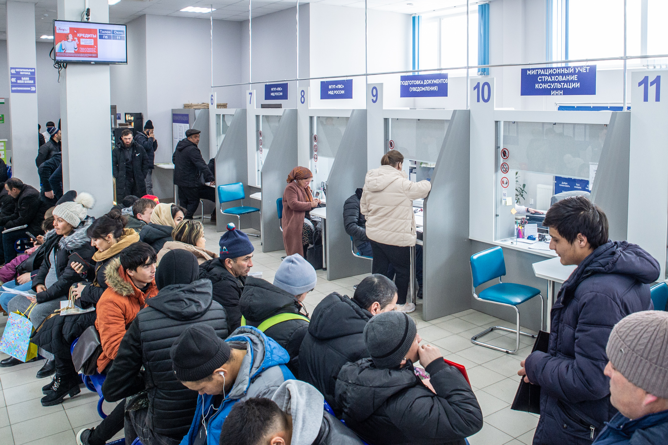 Ситуация с мигрантами в россии на сегодня. Мигранты в миграционном центре. Информационный центр для мигрантов. Мигранты в Москве. Миграционный центр в Малайзии.