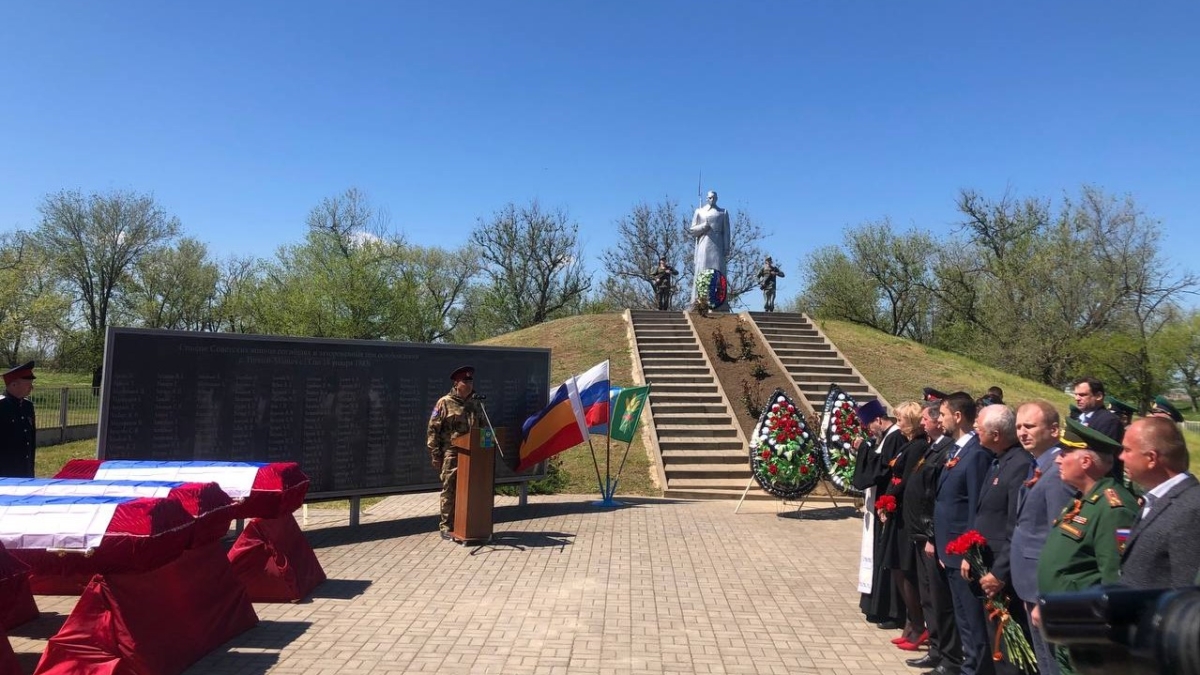 На Дону торжественно захоронили защитников села Ново-Маныч