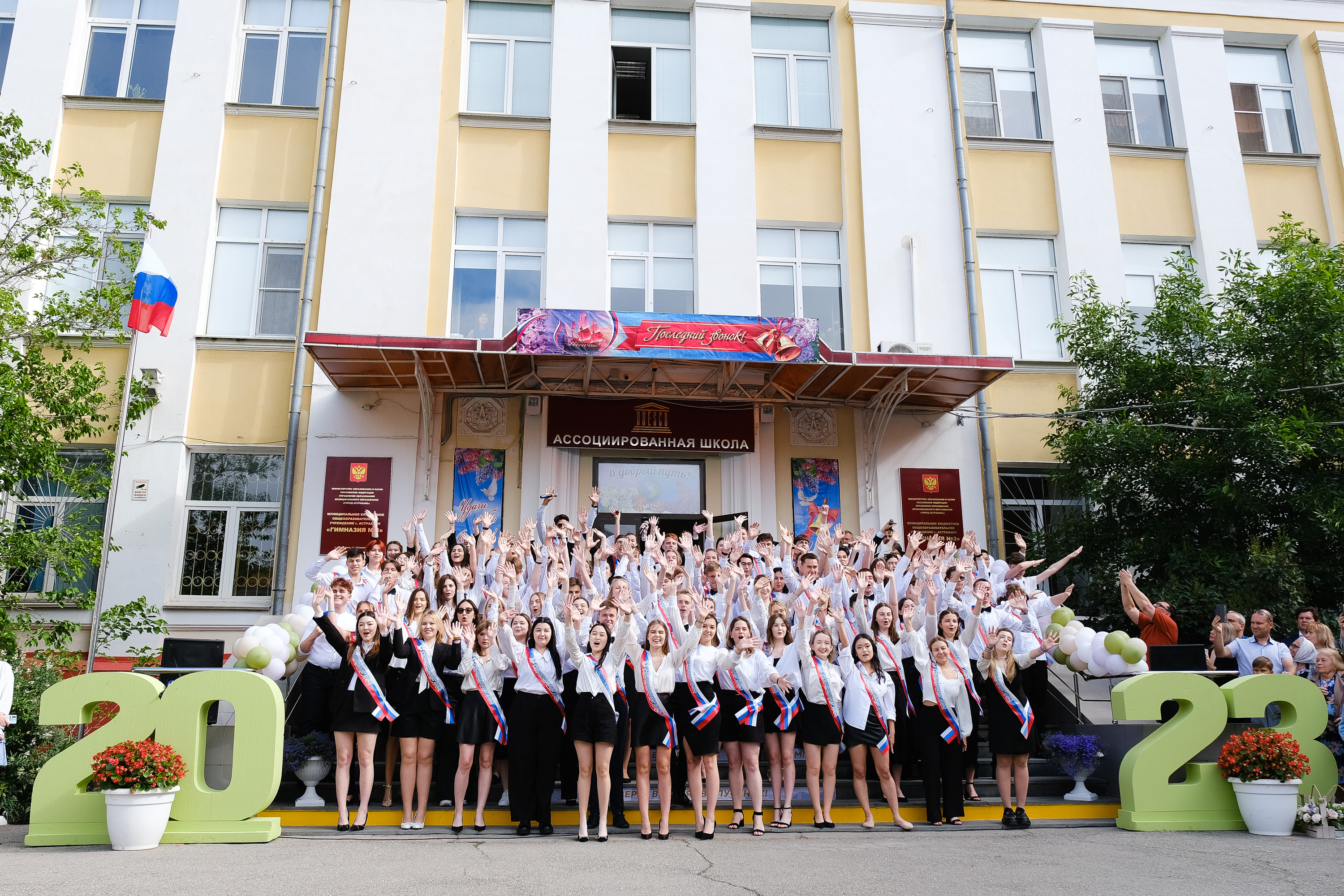 Игорь Бабушкин поздравил астраханских выпускников с окончанием школы