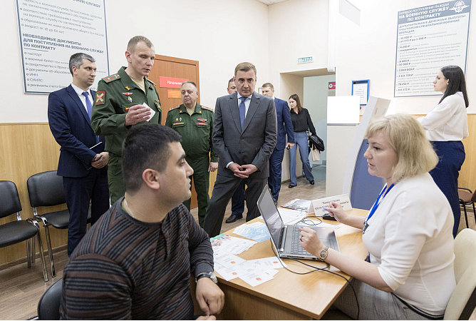 Губернатор Дюмин проинспектировал пункт отбора контрактников в Туле