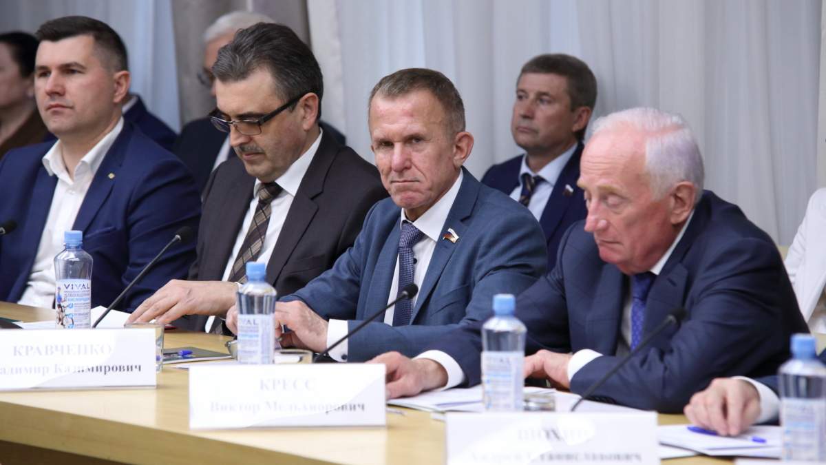 Томский губернатор Владимир Мазур представил сенаторам потенциал региона