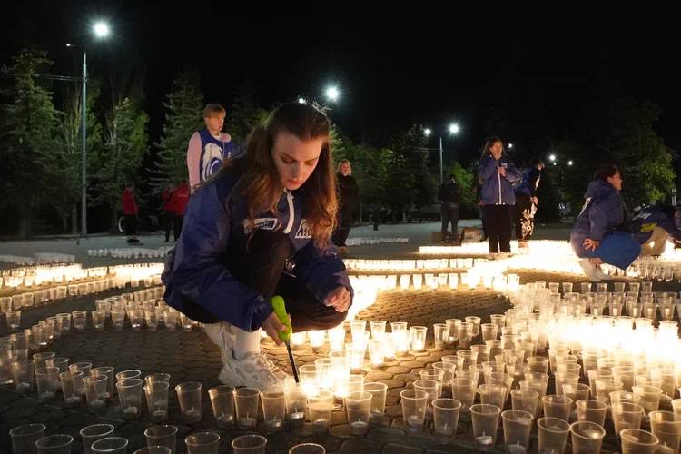 В память о войне в мемориальном парке Саратова ночью зажгли сотни лампад
