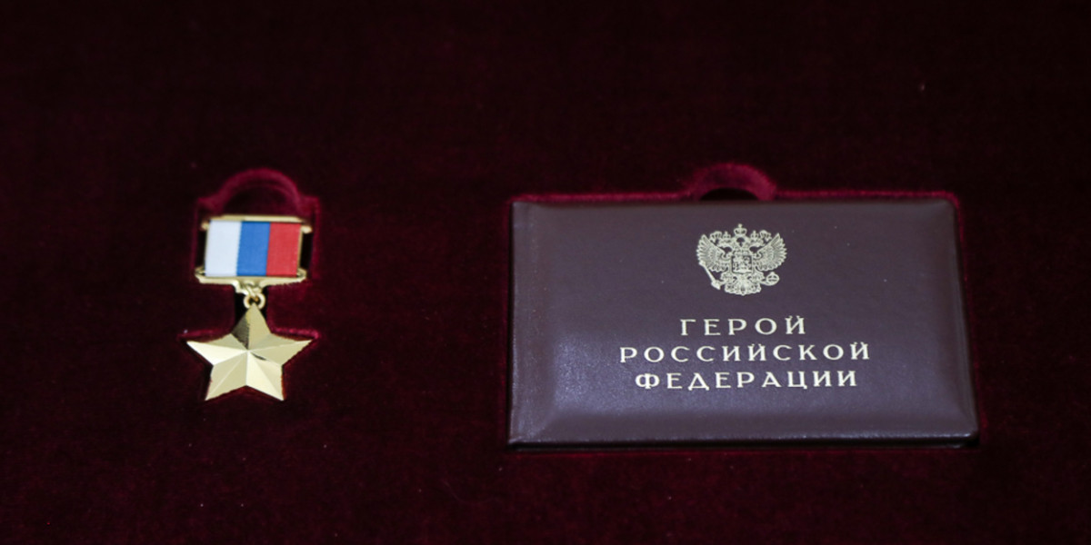 Губернатор Пензенской области передал в музей награды Героя России
