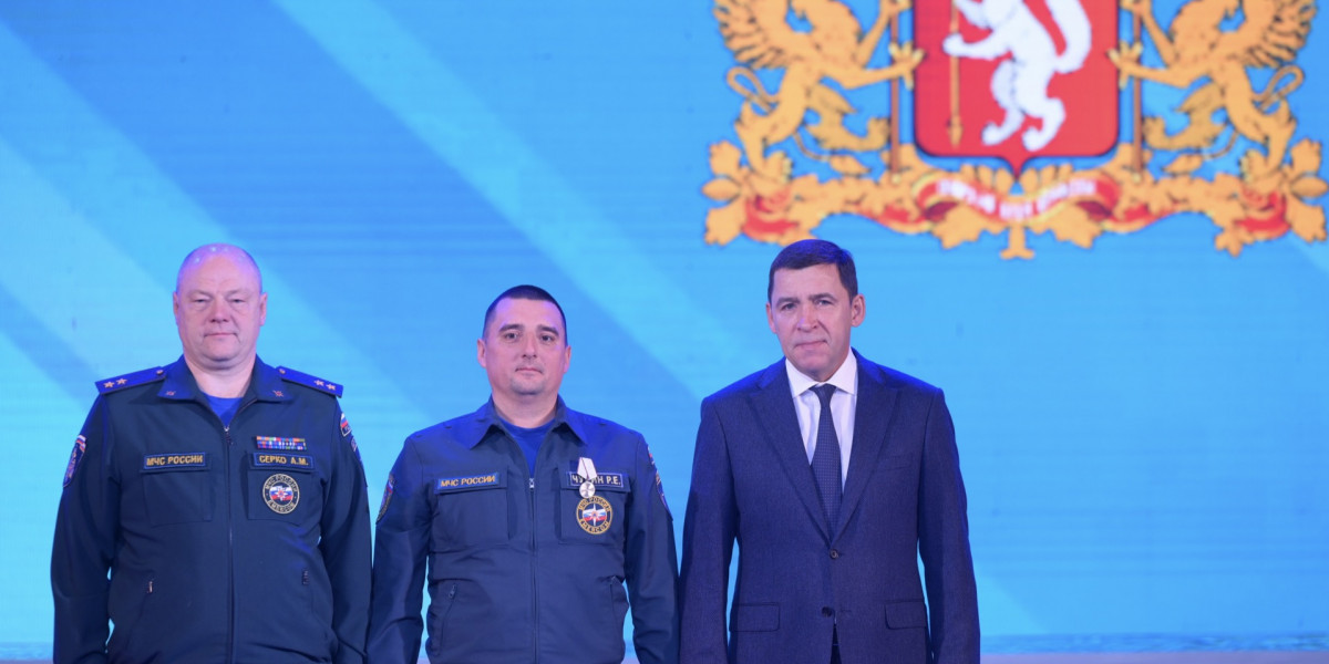 Евгений Куйвашев и Алексей Серко наградили лучших спасателей, пожарных и добровольцев РФ