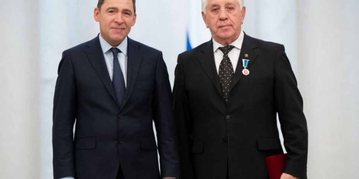 Губернатор Куйвашев наградил выдающихся уральцев в преддверии юбилея Конституции РФ