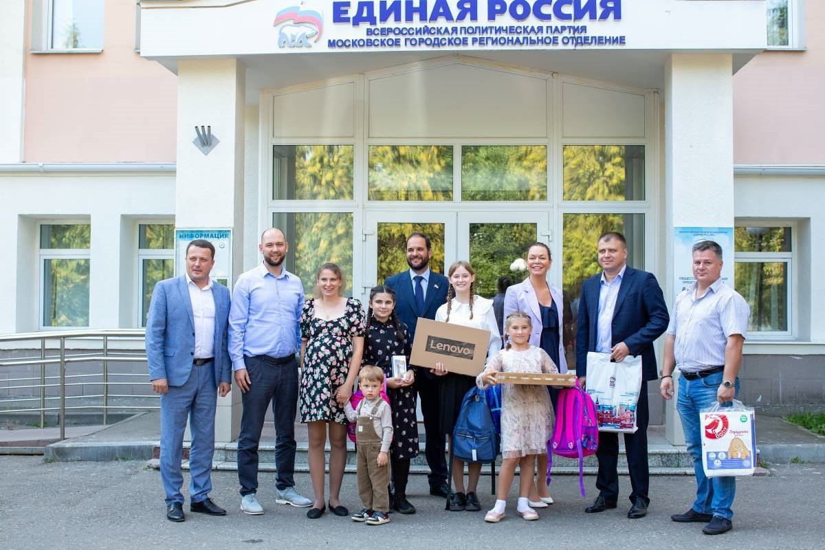 Более 200 тысяч школьников получат помощь от ЕР к 1 сентября