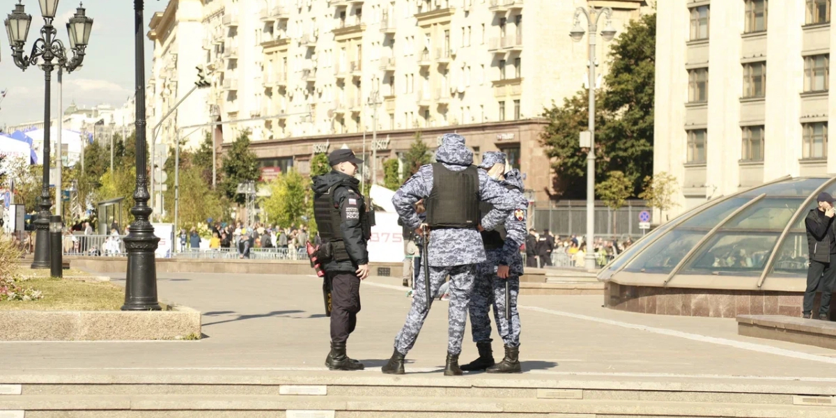 В Самарской области, в парке имени 50-летия Октября, полицейские обнаружили группу нелегалов