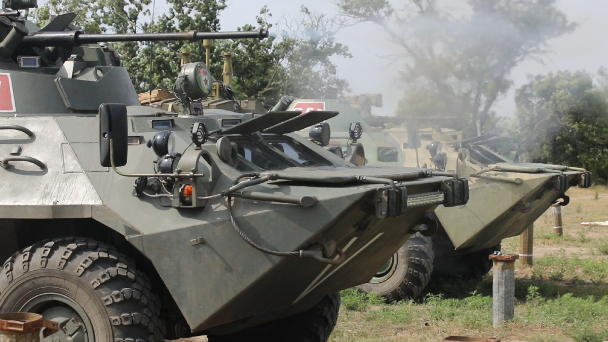 Для проведения наступательной операции в направлении Николаева и Одессы надо решить ряд важных задач, заявил Михаил Ходаренок mil.ru