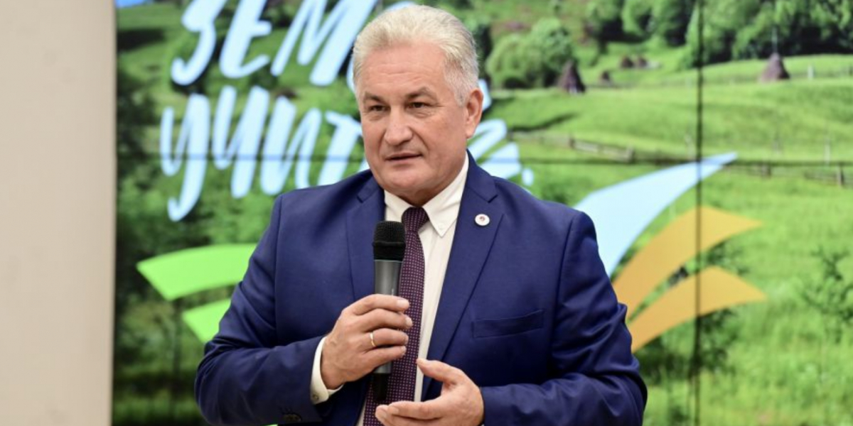 Губернатор Куйвашев принял решение наградить лучших свердловских педагогов-наставников
