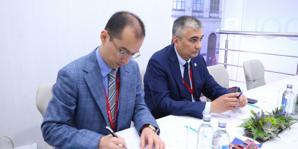 Губернатор Мазур на ПМЭФ-2024 обсудил с послом Узбекистана сотрудничество в промышленности и образовании