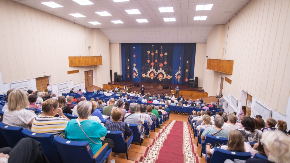 Губернатор Анохин обсудил с жителями планы развития Велижского района
