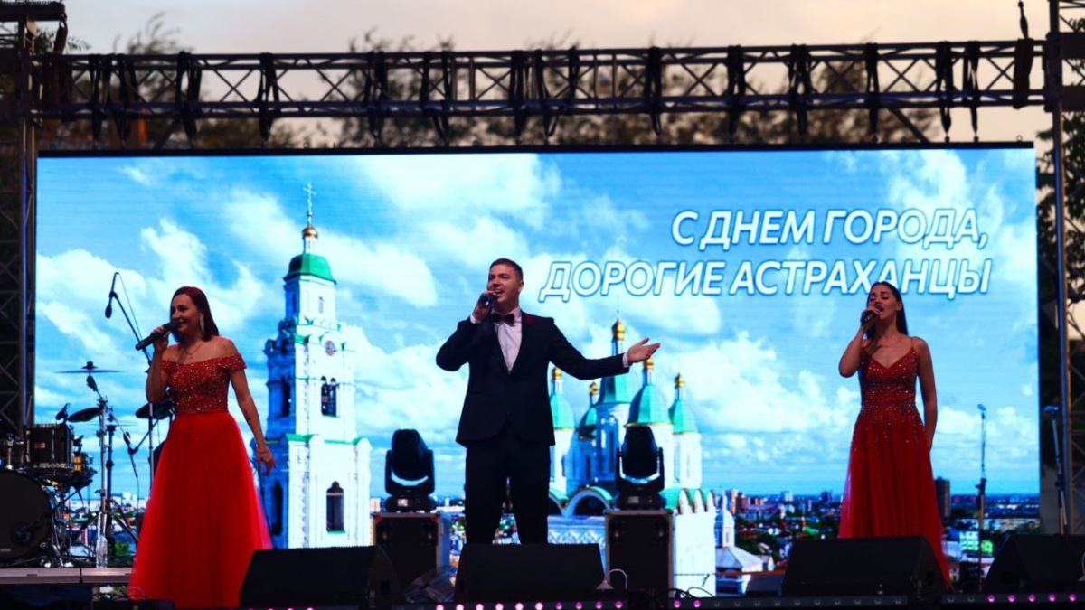 В Астрахани в День города наградили Почетных граждан