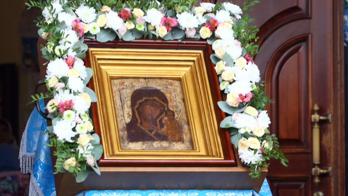 Губернатор Владимир Мазур принял участие в Крестном ходе с Казанской иконой Божией матери