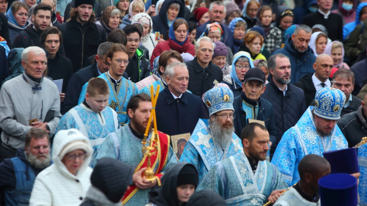 Губернатор Владимир Мазур принял участие в Крестном ходе с Казанской иконой Божией матери