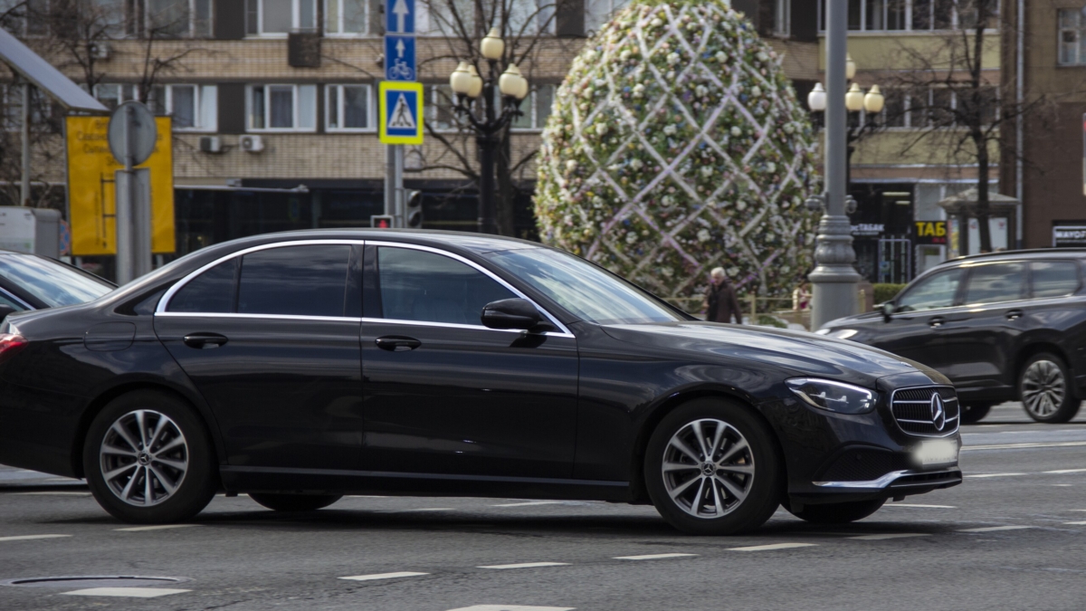 Владельцам определенных версий Mercedes предстоит немного подождать, пока активируется подушка безопасности