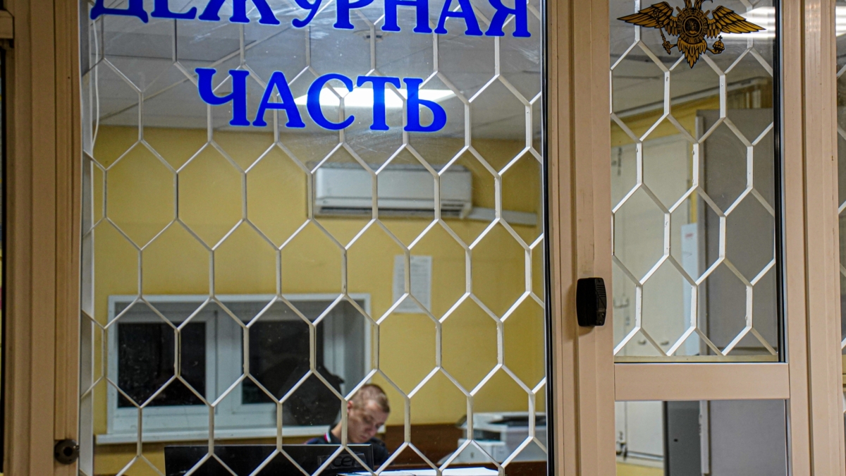 29-летней россиянке грозит арест на 15 суток за эротический танец на капоте машины