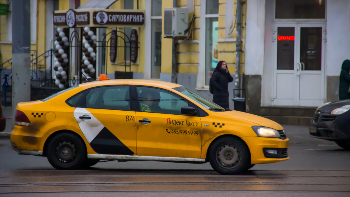 Водитель такси в Москве съел забытую в салоне пиццу