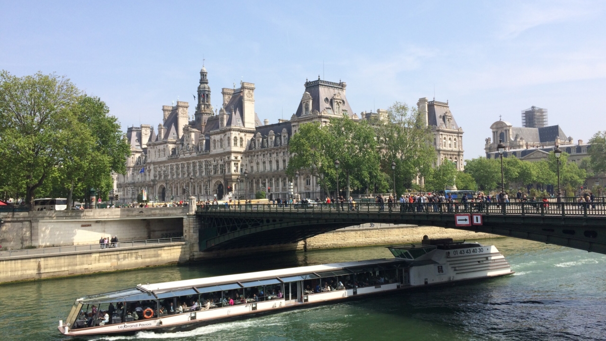 В Париже эвакуировали посетителей и персонал Эйфелевой башни