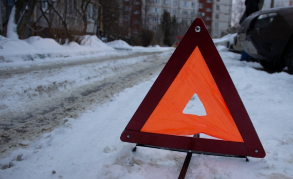 Грузовой автомобиль врезался в мост после того, как у него, вероятно, лопнула шина