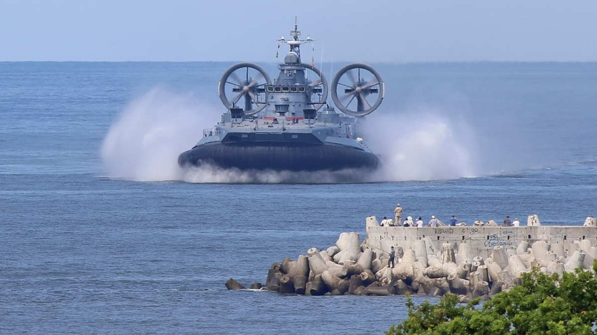 
                                    Корвет ВМС ФРГ спасли от серьезной поломки перед выходом на воду                                                                    