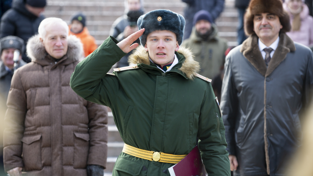 Губернатор Мазур поздравил выпускников военного учебного центра Томского госуниверситета с окончанием учебы