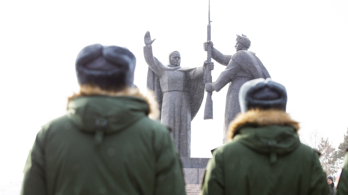 Губернатор Мазур поздравил выпускников военного учебного центра Томского госуниверситета с окончанием учебы