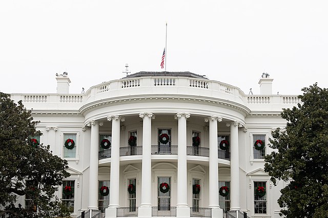 
                                    Администрация Трампа анонсировала возможность беспрецедентных санкций против РФ                                                                    