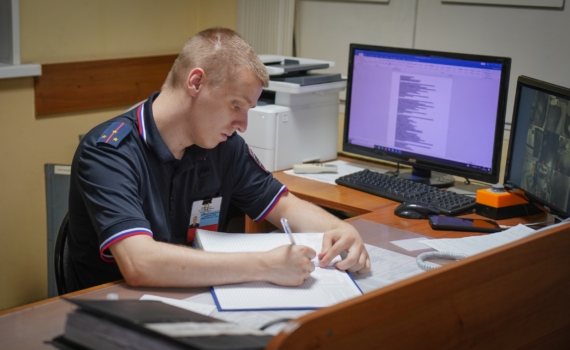 Мужчина избил женщину до потери сознания в жилом доме в Липецке