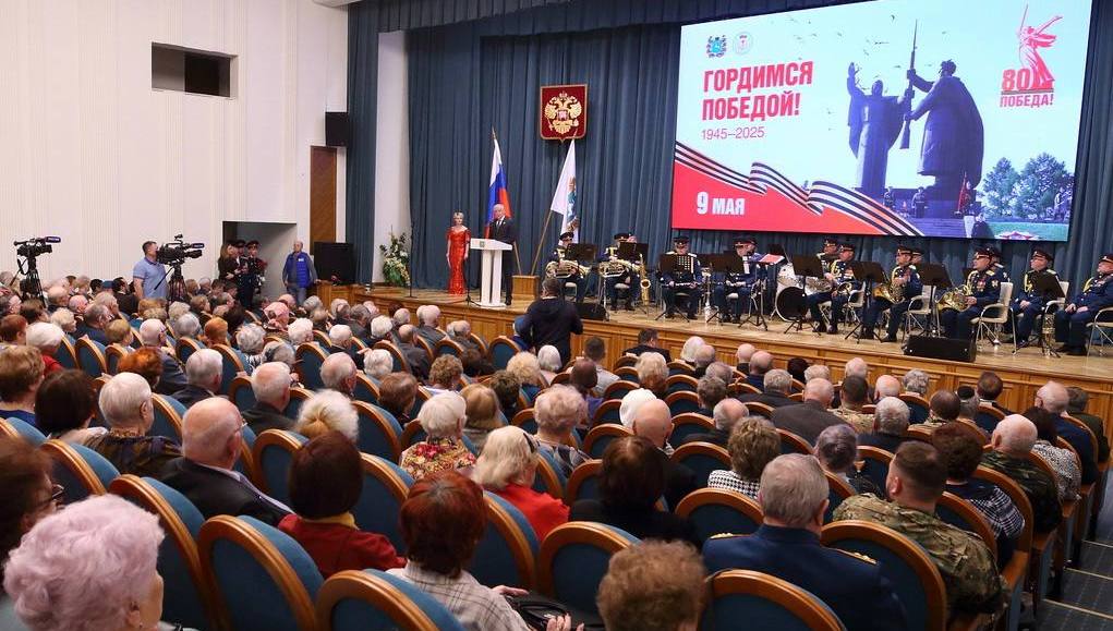 Владимир Мазур при личной встрече поблагодарил ветеранов Великой Отечественной