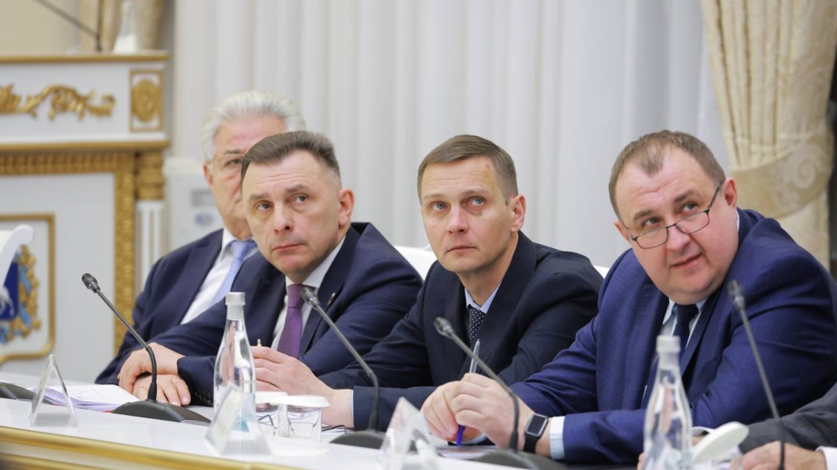 Подготовку к 9 Мая, капремонт школ, вывоз мусора обсудили на оперативном совещании в областном Правительстве