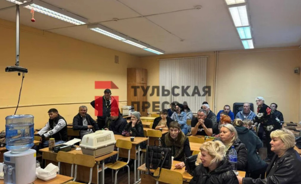 Губернатор Миляев встретился с жильцами поврежденного атакой дрона тульского дома