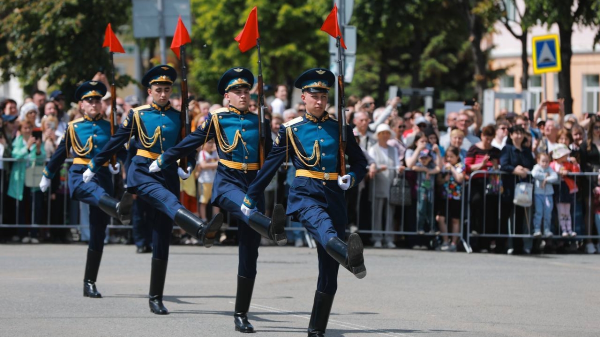 Вячеслав Федорищев поздравил Сызранское высшее военное училище летчиков с 85-летием