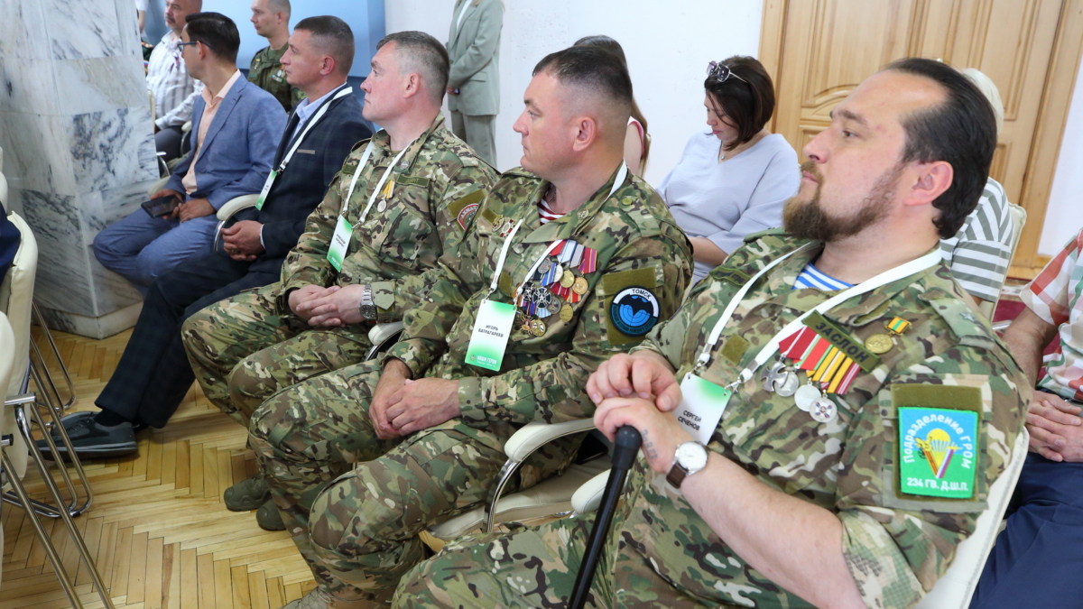 Участники программы «Наши Герои» получили из рук губернатора Мазура сертификаты на обучение