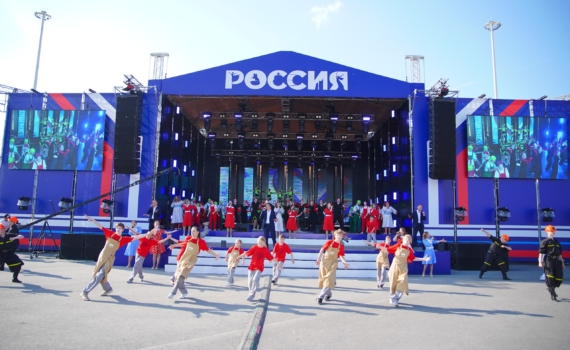 Желаю всем здоровья, благополучия, а городу - дальнейшего развития и процветания, сказал Илья Середюк.