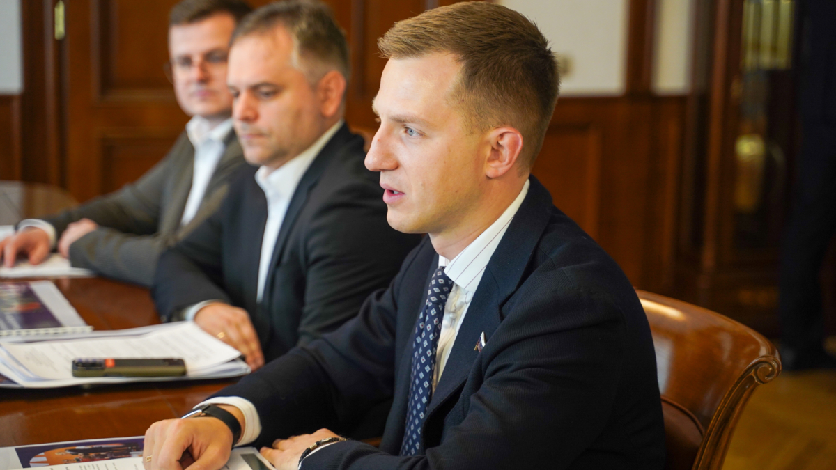 Губернатор Мазур провел рабочую встречу с председателем комитета ГД РФ по молодежной политике