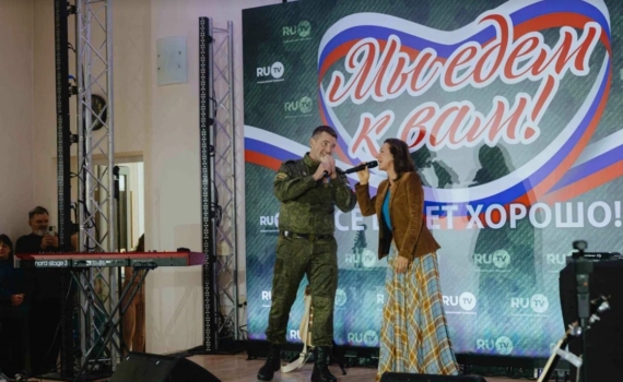 Звезды RU.TV пришли в палаты к выздоравливающим бойцам с песнями и фруктами