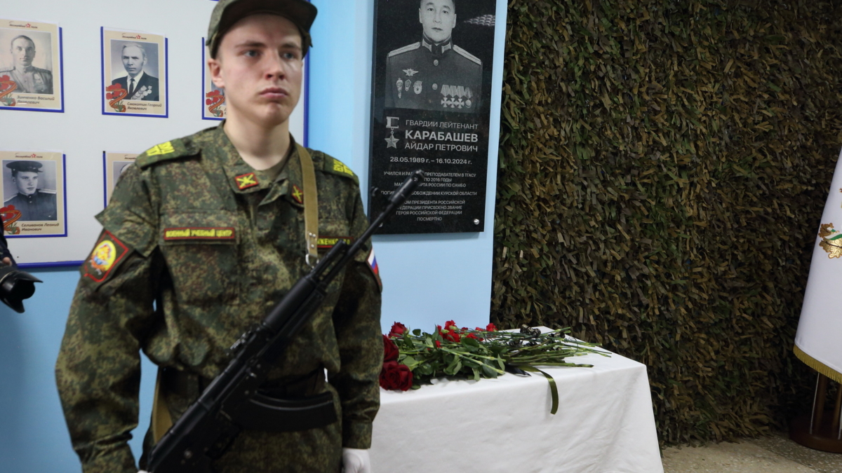 Губернатор Владимир Мазур открыл мемориальную доску в память о Герое России Айдаре Карабашеве