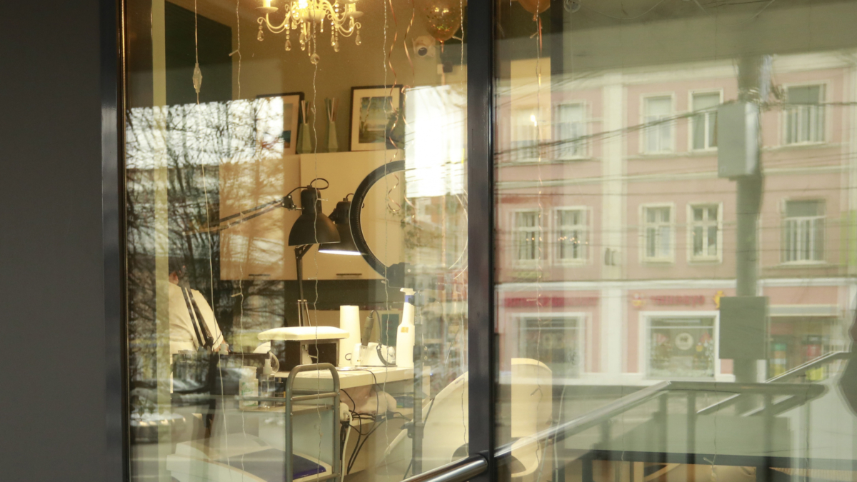 Эспрессо вместо латте: почему темный кофейный маникюр стал хитом осени ООО «СДК»