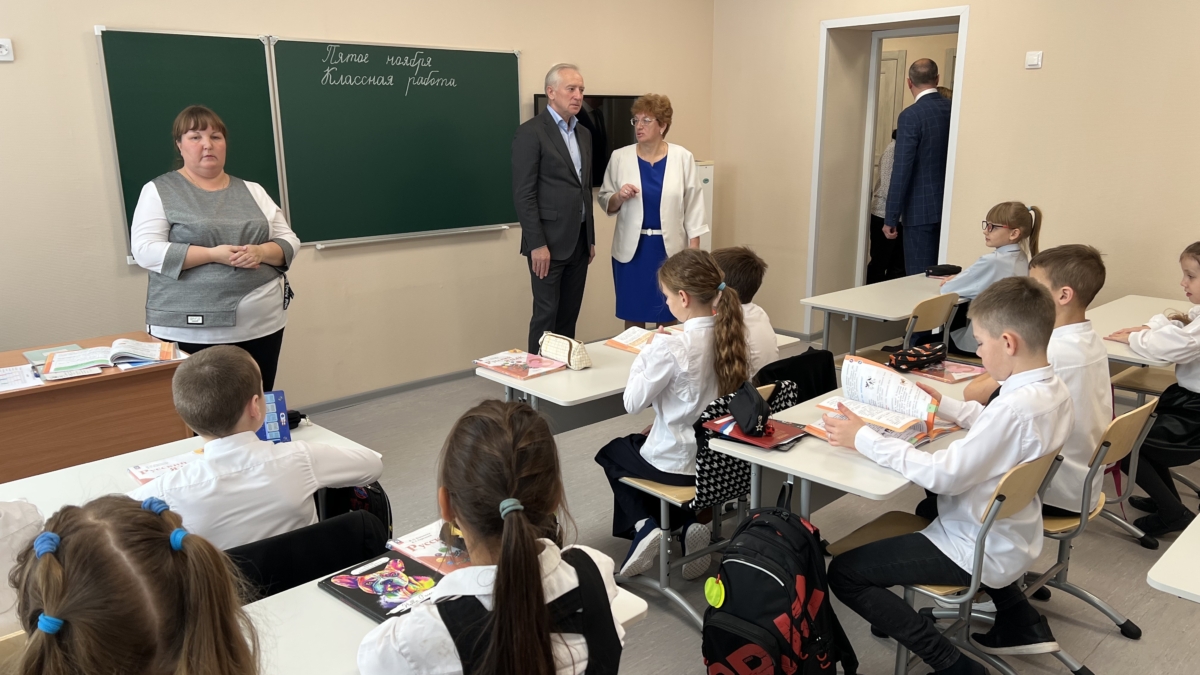 Губернатор Мазур открыл Калтайскую школу после ремонта по нацпроекту «Молодежь и дети»