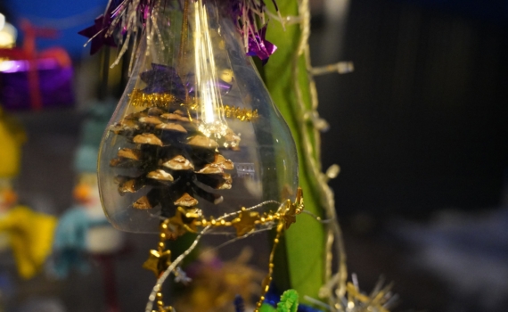 Елка без гламура: главный новогодний тренд 2025/2026 – русский стиль, природные материалы и handmade Елка без гламура: главный новогодний тренд 2025/2026 – русский стиль, природные материалы и handmade