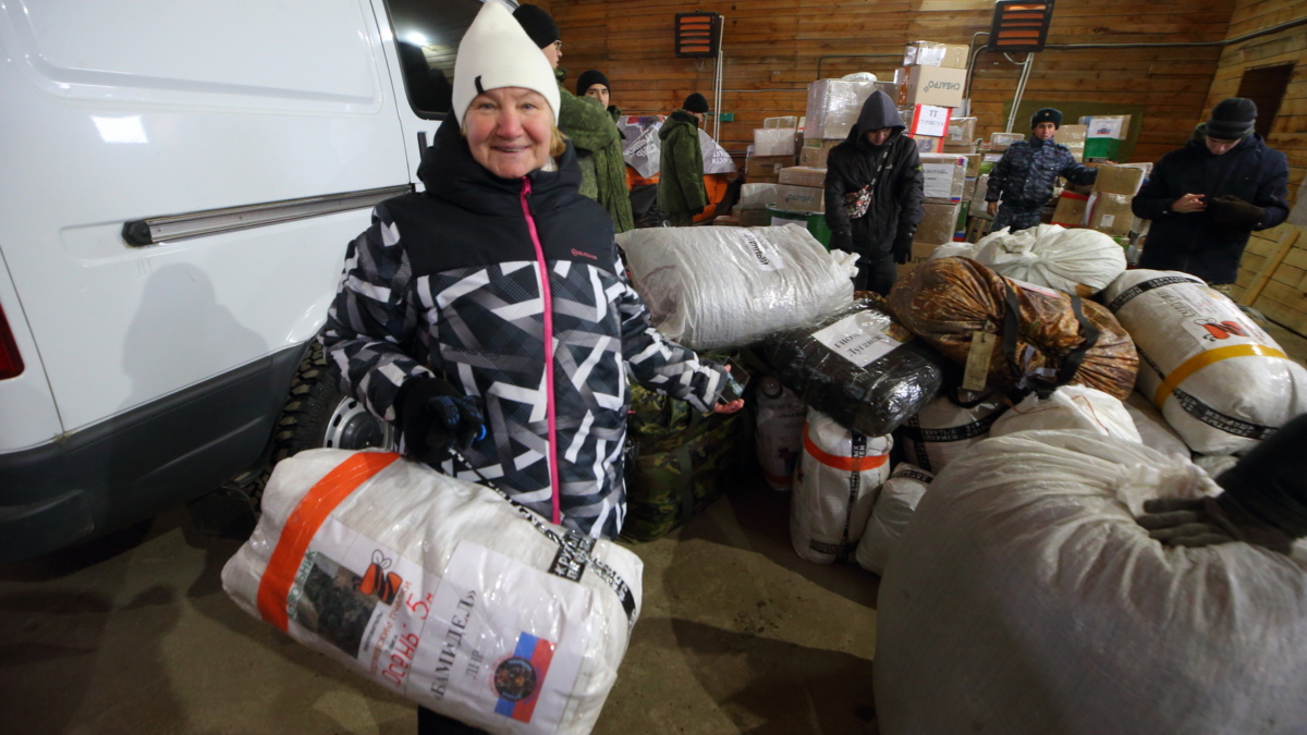 Техника, бани, продукты: из Томской области в зону СВО отправилась большая партия шефского груза