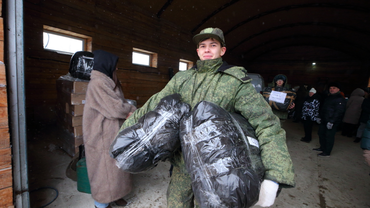 Техника, бани, продукты: из Томской области в зону СВО отправилась большая партия шефского груза