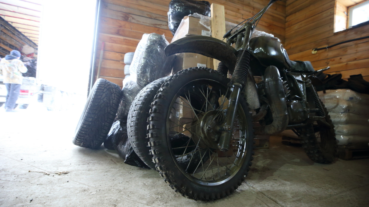 Техника, бани, продукты: из Томской области в зону СВО отправилась большая партия шефского груза