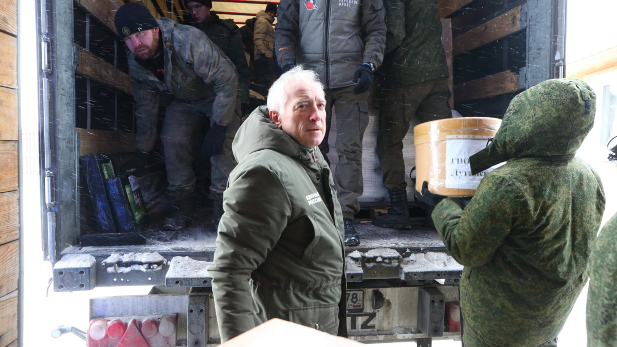 Техника, бани, продукты: из Томской области в зону СВО отправилась большая партия шефского груза