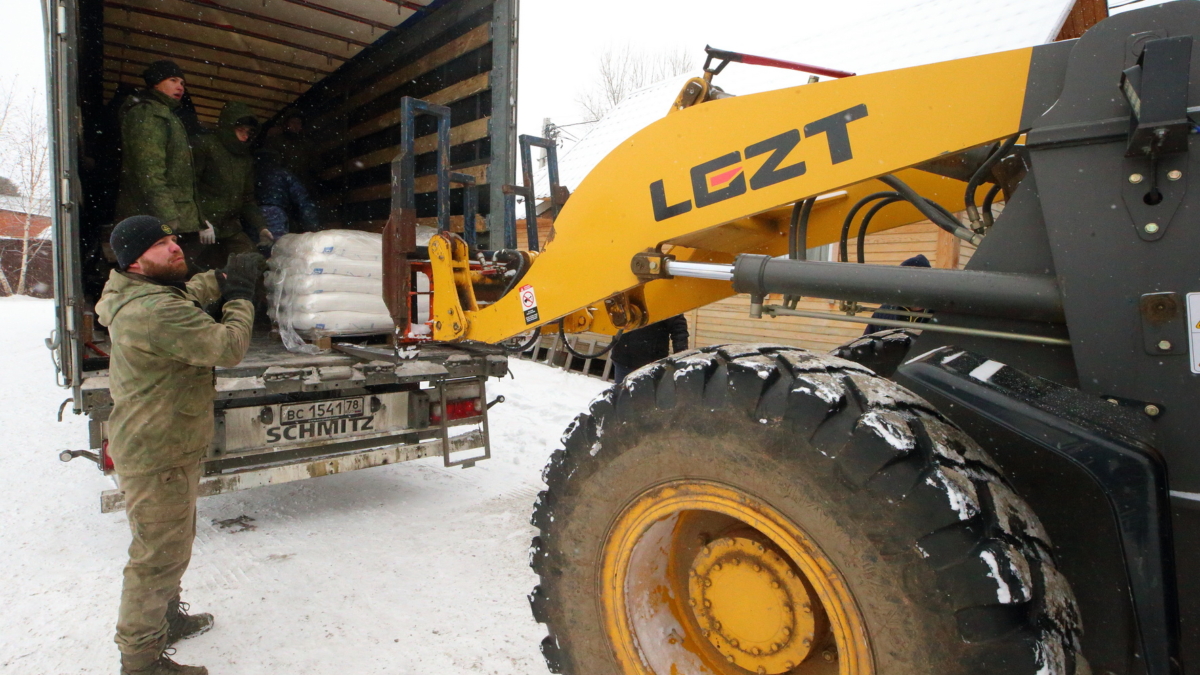 Техника, бани, продукты: из Томской области в зону СВО отправилась большая партия шефского груза